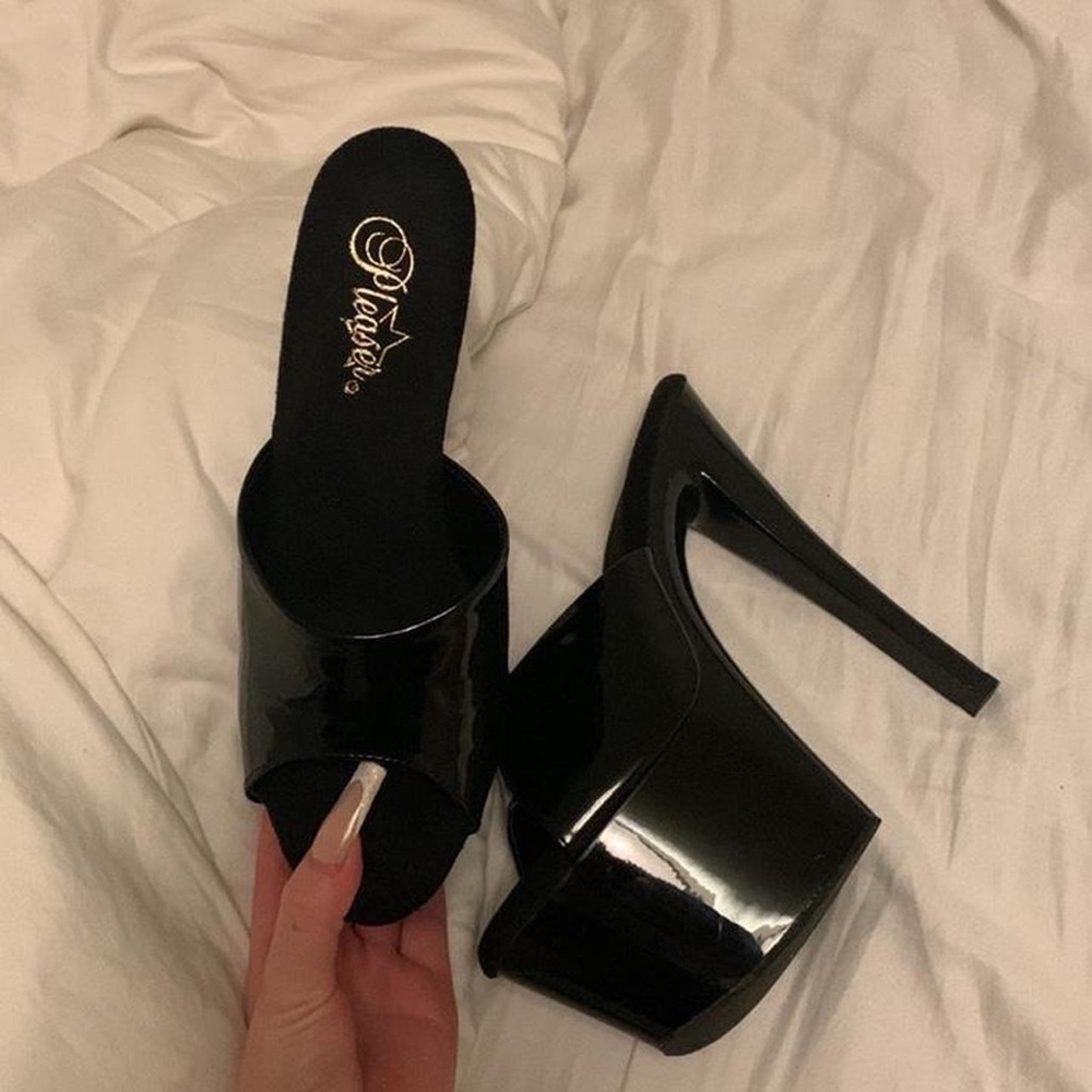 Black Pleasers size 10 brand new